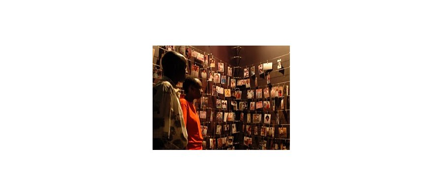 Image:Nicolas Sarkozy au Mémorial du génocide des Tutsi