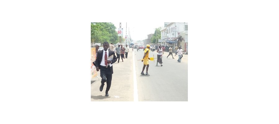 Image:Répression sanglante des manifestants : des miliciens en renfort aux forces de l'ordre